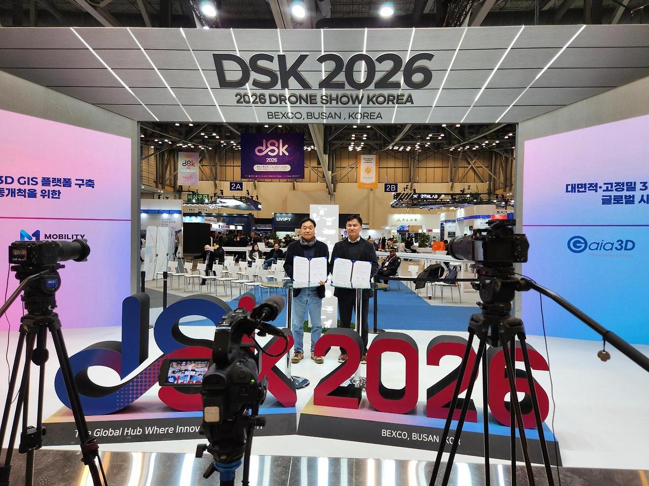 Shin Sang-hee, CEO of Gaia3D (left), and Hyunwook Ryu, CEO of Mobility One (right)