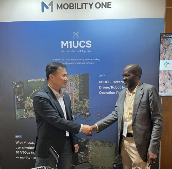 Hyunwook Ryu, CEO of MobilityOne (left), poses for a commemorative photo with Jack Swilubana, Director of local drone service company QP Drone Tech, after discussing cooperation opportunities at the “2024 South Africa–Korea Drone Roadshow” held in Johannesburg, South Africa, on the 13th (local time).