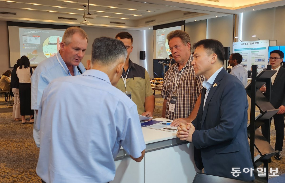 Hyunwook Ryu, CEO of MobilityOne, introduces the company’s heterogeneous drone integrated operation platform at the “2024 South Africa–Korea Drone Roadshow” held in Johannesburg, South Africa, on the 13th (local time).
